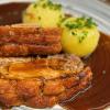 Schweinekrustenbraten erfreut sich im „Strasser“ großer Beliebtheit.