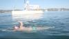 Der Brite Martyn Webster durchquert nonstop den Bodensee: Während er schwimmt, orientiert sich der 56-Jährige am Beiboot, das ihn auf seiner Herausforderung begleitet.