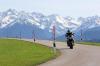 Im Allgäu gibt es viele Straßen, die das Herz der Motorradfahrer höher schlagen lassen.