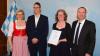 Erich und Sandra Hummel vom gleichnamigen Nahkauf in Roßhaupten (Mitte) bekommen das Siegel „Reisen für Alle“ von Dehoga-Präsidentin Angela Inselkammer (links) und dem bayerischen Wirtschaftsminister Hubert Aiwanger verliehen.