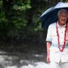 Trotz tropischen Regens besuchte Charles den ältesten Nationalpark von Samoa.