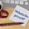 Zwischen mehreren Jobangeboten zu wählen, ist nicht immer einfach. Mit Methoden wie der Pro- und Contra-Liste oder einer Entscheidungsmatrix kann man Klarheit gewinnen – und sollte am Ende dem Bauchgefühl Raum geben.