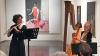 Die Flötistin Evamaria Felder und die Harfenistin Maura Knierim spielten zwischen den Bildern von Rudi Tröger im Kunsthaus Kaufbeuren.