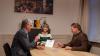 Der Dritte Füssener Bürgermeister Wolfgang Bader (links) ist Mitglied der Steuerungsgruppe Fairtrade. Kürzlich übergab er im Beisein der Auszubildenden Xenia Sailer die Urkunde zur Erneuerung als Fairtrade-Stadt an Bürgermeister Maximilian Eichstetter.