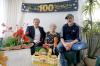 In der eigenen Wohnung in Buchenberg hat Elisabeth Stegmann ihren 100 Geburtstag gefeiert. Zum gratulieren kam auch erster Bürgermeister Toni Barth (links) vorbei.
