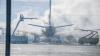 Ein Passagierflugzeug wird am Flughafen vom Eis befreit.