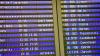 Eine Anzeigetafel informiert die Fluggäste am Münchner Flughafen über Flüge und Verspätungen nach den Ausfällen wegen des Eisregens am Dienstag am Flughafen München.