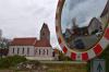 Auf dem Adler-Areal in Illerbeuren wurde im Februar 2021 die Gaststätte samt den zahlreichen Nebengebäuden abgebrochen. Nahe der Kirche will die Gemeinde Kronburg nun die etwa sieben Millionen Euro teure „Schulsporthalle mit Begegnungsraum“ bauen.