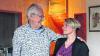 Gebhard Dasser mit seiner Nachfolgerin Ulrike Rottenburger und der Urkunde als Ehrenvorsitzender der Theatergemeinde.