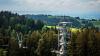 Der Baumwipfelpfad ist das Herzstück des Skywalk-Areals. Die Besucher wandeln teils 30 Meter über dem Boden und haben von dort aus. Wenn das Wetter mitspielt, sowohl die Berge als auch – wie hier – den Bodensee im Blick.