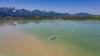 Im Sommer, wenn der See voll ist, ist auf Schwangauer Seite (links im Bild) oft gut erkennbar, wo sich Sedimente sammeln und ablagern. Das führt langfristig zur Teilverlandung des Stausees.