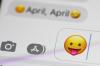 Auf einem Smartphone sind als Nachricht „April, April“ und ein Smiley zu sehen, der die Zunge herausstreckt. Am 1. April legt man andere gerne mit einer Flunkerei herein.