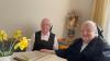 In der Chronik ist die Geschichte des 70 Jahre alten Buchloer Krankenhauses St. Josef bis ins kleines Detail festgehalten. Schwester Magdalena Tyroller (links) und Oberin Schwester Irmgard Gruber (rechts) blättern in dem Werk und erinnern sich.