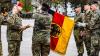 Das Gebirgsaufklärungsbataillon 230 ist Geschichte: Bei dem Appell in der Allgäu-Kaserne heftet Generalmajor Ruprecht von Butler (schwarzes Barrett) als Kommandeur der 10. Panzerdivision neue Fahnenbänder an die Truppenfahnen, hier die des Aufklärungsbataillons 10. Links im Bild: Brigadegeneral Michael Podzus, der Kommandeur der Divisionstruppen.