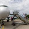 Ein Mann hat am Flughafen Memmingen das Boarding verpasst - und ist durch den Notausgang auf das Vorfeld gelangt.