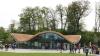 Der Pavillon aus Holz-Naturfaser in den Auwiesen der Landesgartenschau besitzt ein wellenförmiges Dach. Der Pavillon aus Holz-Naturfaser in den Auwiesen der Landesgartenschau besitzt ein wellenförmiges Dach.