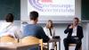 Ministerpräsident Markus Söder (CSU) und Kultusministerin Anna Stolz (Freie Wähler) nahmen in einer elften Klasse an einer Verfassungsviertelstunde teil.