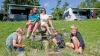 Eva Jung (37 Jahre) vor ihrem Camper am "Via Claudia" in Lechbruck am See mit Sohn Henry auf dem Schoß, rechts sitzend ihre Söhne Luis und Anton und ihre Freundin Marie Rosenbaum (30) mit Sohn Michel (links unten).