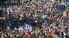 Zahlreiche Teilnehmer der Kundgebung "Hand in Hand für Demokratie und Menschenrechte" gegen Rechtsextremismus stehen auf dem Leuschnerplatz.