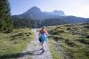 Viele Eltern wandern mit ihren Kindern. Die Strecke sollte dem Können der Buben und Mädchen entsprechen. Viele Eltern wandern mit ihren Kindern. Die Strecke sollte dem Können der Buben und Mädchen entsprechen.