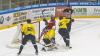 Mit einem Spiel beim Stuttgarter EC (gelb) startet der ECDC Memmingen (rot) in die neue Saison der Eishockey-Oberliga Süd.