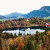 Die Heini-Klopfer-Skiflugschanze und der Freibergsee im Stillachtal.