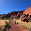 Klettern ist zwar verboten, aber Touristen können über Gehwege um den Uluru herumlaufen.