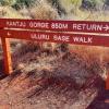 Auf dem Uluru Base Walk können Touristen um den Berg herumlaufen.