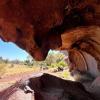 Am Uluru können auch wunderschöne Höhlen bestaunt werden.