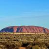 Der Uluru ist der heilige Berg der Anangu und ragt mitten aus dem Outback.