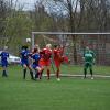 Trotz weniger Torraumszenen wie hier fielen im Nachholspiel der Bezirksoberliga zwischen dem FC Loppenhausen (blaue Trikots) und dem TSV Pfersee Augsburg (rote Trikots) insgesamt vier Tore.