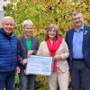 Beim Golfturnier des Rotary-Clubs Schwäbischer Barockwinkel Thannhausen kamen 1500 Euro für die Kartei der Not zusammen. Unser Bild zeigt die symbolische Spendenübergabe. 