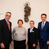 Bei der Eröffnung der Anton-Basler-Ausstellung mit der Hausmadonna des Künstlers im Hintergrund: (von links) Museumskurator Joerg Roller, Nichte Elisabeth Giuliani, Museumsarbeitskreisleiterin Felicitas Schmid-Grotz und Oberbürgermeister Frank Kunz.