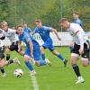 Zielstrebig nimmt Benedikt Ost (VfR Jettingen) im Derby beim TSV Ziemetshausen den Ball mit. Teamkameraden wie Gegenspieler heften ihre Augen auf die Szene.