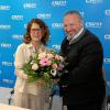 Margarete Heinrich wird Mitglied der CSU-Stadtratsfraktion. Fraktionschef Leo Dietz begrüßte sie mit einem Blumenstrauß.