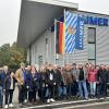 40 interessierten Besucher des Heimatvereins Inchenhofen machten bei Firma Haimer einen Rundgang durch die Hallen.