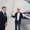 Lilium-Chef Klaus Roewe (rechts) mit Bundesverkehrsminister Volker Wissing