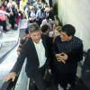 Robert Habec (links) und Piyush Goyal, Indiens Handels- und Industrieminister, auf dem Weg durch eine U-Bahn-Station in Neu-Delhi.