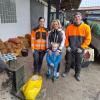 Bei der Ankaufaktion des Landsberger Forstamts gibt es einen neuen Rekord. Das Bild zeigt (von links) Forstwirt Tobias Harrer, Franziska Bremser (Freiwilliges ökologisches Jahr - FöJ), den fleißigen Sammler Tammo Schneider mit seiner Mutter und Johannes Dod (FöJ).