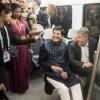 Bundeswirtschaftsminister Robert Habeck (rechts) und Piyush Goyal, Indiens Minister für Handel und Industrie, fahren in Neu-Delhi mit der U-Bahn.