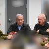 Israels Ministerpräsident Benjamin Netanjahu (M,l), Verteidigungsminister Joav Gallant (M,r) und andere hochrangige Militäroffiziere sitzen zur Lageberatung in der unterirdischen Kommandozentrale der israelischen Luftwaffe in Tel Aviv.