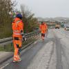 Bei der Markierung der Fahrbahn ist Handarbeit gefragt.