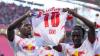 Leipzigs Castello Lukeba (l) und Amadou Haidara halten nach dem 2:1 ein Trikot des verletzten Xavi Simons nach oben. Leipzigs Castello Lukeba (l) und Amadou Haidara halten nach dem 2:1 ein Trikot des verletzten Xavi Simons nach oben.