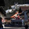 Die Skisprungschanzen sind von der Fußgängerzone in Oberstdorf aus zu sehen. Der beliebte Urlaubsort im Allgäu wird vorläufig  nicht mehr von Fernzügen der Deutschen Bahn angefahren. (Archivfoto)