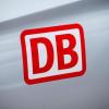 Das Logo der Deutschen Bahn auf einem Auto. Die DB will jahrelang das Bahnangebot in Oberstdorf wegen Bauarbeiten einschränken. Fernverkehrszüge sollen dann gar nicht mehr in die Urlaubsregion in den Allgäuer Alpen fahren. (Archivbild-Illustration)