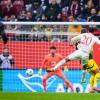 Augsburgs Alexis Claude-Maurice (r) beim erfolgreichen Torschuss zum 1:1.