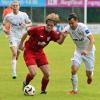 Wie schon im Hinspiel (0:1) verlor der TSV Rain auch das Rückspiel gegen den SV Erlbach. Das Bild zeigt Rains Etienne Perfetto (in Rot) im Zweikampf.