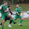 Alexander Schröter (rechts) brachte den TSV Nördlingen in Führung. Links: Hans Rathgeber und leicht verdeckt Musa Youssef vom 1. FC Sonthofen.