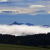 Nebel trübt in den kommenden Tagen in weiten Teilen Bayerns die Sicht. Doch gelegentlich spitzelt auch die Sonne durch.