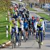 Am Fan-Ride mit Tour-de-France-Teilnehmer Georg Zimmermann (ganz links) beteiligten sich in Stadtbergen zahlreiche Rennradfahrer.